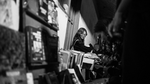 Di samping lapakan buku. (Foto: Arif ‘Danun’ Hidayah/BandungBergerak) 