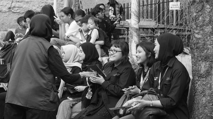 Pembagian buku panduan Festival Bandung Menggugat. (Foto: Audrey Kayla/BandungBergerak)