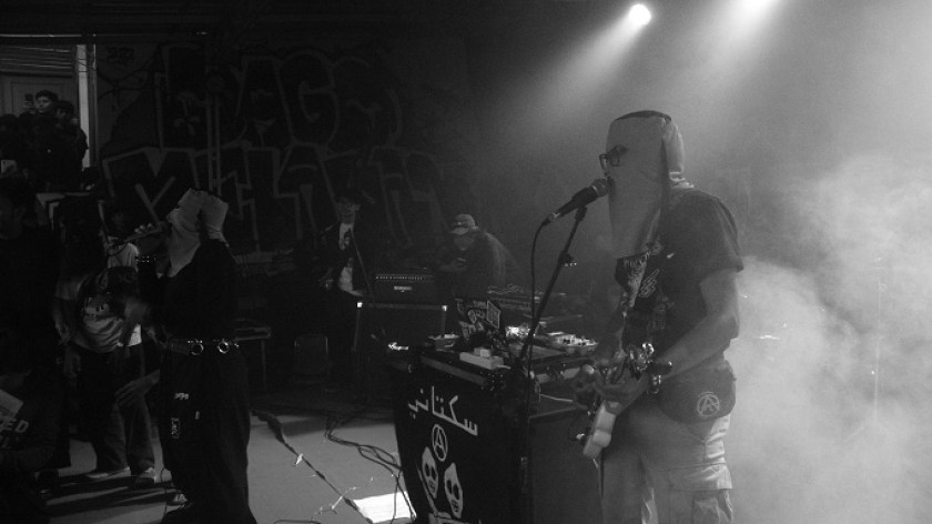 Aksi Alectroguy dan Twister Angel dari band punk Sukatani di Festival Bandung Menggugat, Dago Elos, Bandung, 12 April 2025. (Foto: Prima Mulia/BandungBergerak)