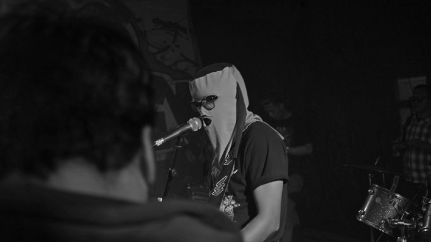 Aksi Alectroguy dari band punk Sukatani di Festival Bandung Menggugat, Dago Elos, Bandung, 12 April 2025. (Foto: Fitri Amanda/BandungBergerak)