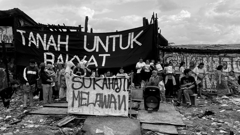 Para ibu warga Sukahaji, Babakan Ciparay, Bandung menggelar konferensi pers untuk menuntut pelaku kekerasan, Kamis, 23 April 2025. (Foto: Yopi Muharam/BandungBergerak)