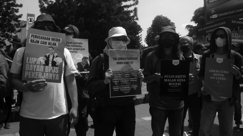Aksi buruh media di Taman Cikapayang, Bandung, dalam peringatan May Day, Kamis, 1 Mei 2025. (Foto: Prima Mulia/BandungBergerak)
