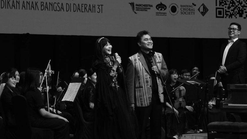 Dwiki Dharmawan dan Ita Purnamasari di panggung Parikrama Parahyangan, Arntz Geise Hall Unpar, Bandung, 3 Mei 2025. (Foto: Audrey Kayla/BandungBergerak) 
