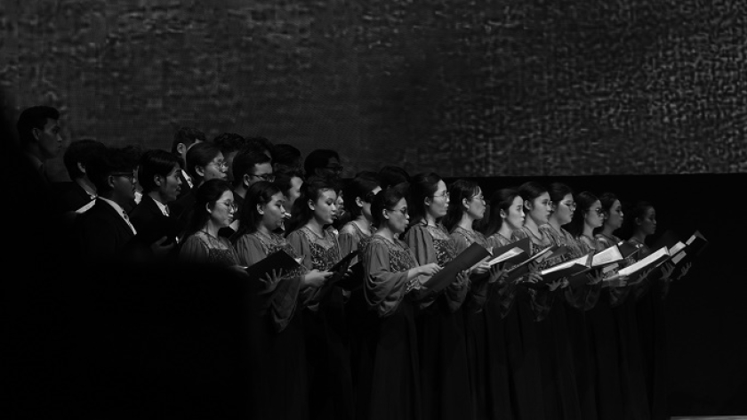Paduan Suara Mahasiswa Unpar pada Konser Parikrama Parahyangan, Arntz Geise Hall Unpar, Bandung,  3 Mei 2025. (Foto: Audrey Kayla/BandungBergerak) 