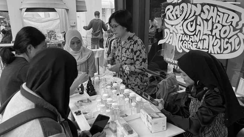 Interaksi antara penjual dan pembeli di Pasar Kenangan. (Foto: Wilda Nabila Yoga/BandungBergerak.id) 