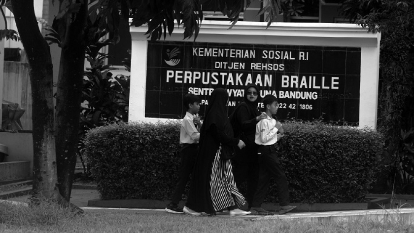 Murid SLB Negeri A Pajajaran, Wyata Guna, Bandung pulang sekolah, Jumat, 16 Mei 2025. (Foto: Prima Mulia/BandungBergerak)