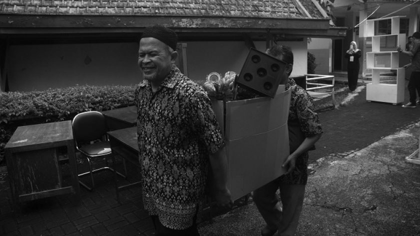 Pengangkutan properti di SLB Negeri A Pajajaran, Wyata Guna, Bandung, Jumat, 16 Mei 2025. (Foto: Prima Mulia/BandungBergerak)