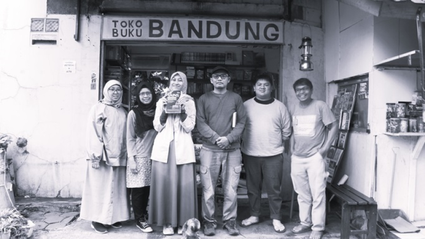 Laila Nursaliha sedang memegang buku, pemantik diskusi bersama peserta Reboan ke-98 Klub Buku Laswi, Bandung, Rabu, 14 Mei 2025. (Foto: Olivia A Margareth/BandungBergerak*)
