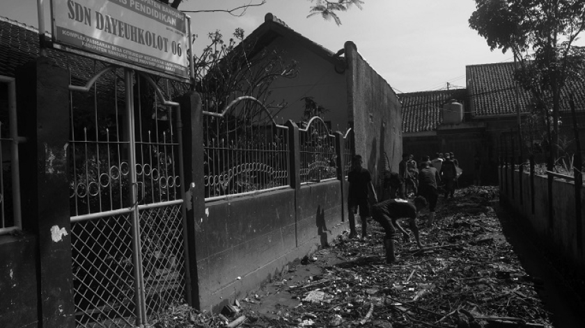 Banjir bandang di Desa Citeureup, Kecamatan Dayeuhkolot, Kabupaten Bandung, 15 Mei 2025. Empat sekolah di Desa Citeureup meliburkan muridnya. (Foto: Prima Mulia/BandungBergerak)