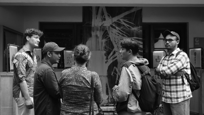 Suasana pameran Menjaras Memori Kolektif di Goethe-Institut Bandung, Sabtu, 17 Mei 2025. (Foto: Audrey Kayla Fachruddin/BandungBergerak)