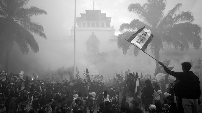 Bobotoh Persib Bandung membakar flare dan bom asap saat merayakan kemenangan Persib di BRI Liga 1 2024/2025 di Gedung Sate, Bandung, 25 Mei 2025. (Foto: Prima Mulia/BandungBergerak)