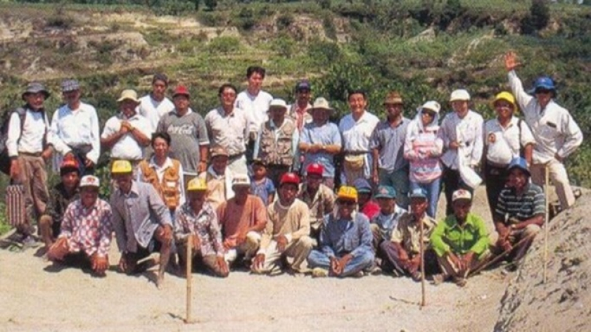 Penggalian arkeologi di Sangiran pada tahun 1995 bersama tim dari Departemen Antropologi National Science Museum, Tokyo, Museum Geologi Bandung, ITB & UGM. (Foto: Dokumentasi Johan Arif)