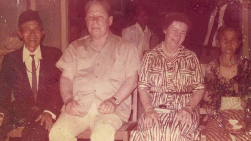 Toto Marsono (paling kiri) & Prof. Dr. Von Koenigwald berserta istrinya. Toto Marsono mantan Kepdes Krikilan (alm.) dikenal sebagai asisten dari Prof Dr.Koenigswald. Pada awalnya, hasil penelitian dari Von Koenigwald dikumpulkan di rumah Toto Marsono hingga 1975. Tahun 1980 mulai di bangun museum yang pada waktu itu berupa bangunan joglo di samping Balai Desa Krikilan. (Foto: Dokumentasi Johan Arif)