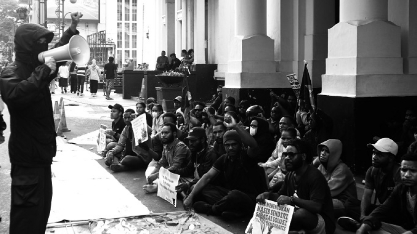 Aliansi Mahasiswa Papua menggelar aksi untuk menyikapi pendekatan militer di Tanah Papua, di Jalan Asia-Afrika, Bandung, Jumat, 30 Mei 2025. (Foto: Selsha Gunawan/BandungBergerak)