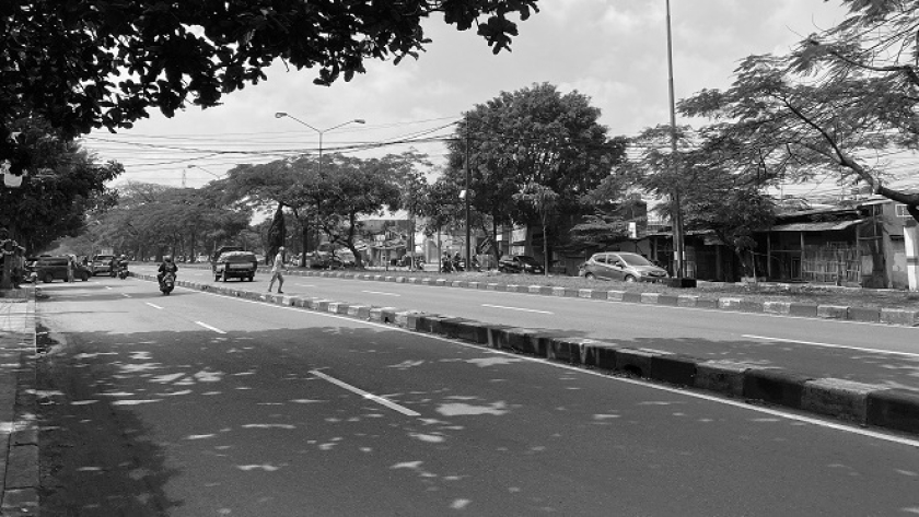 Warga melintas di jalur cepat Jalan Sukarno Hatta, Bandung, 16 Mei 2025. (Foto: Wilda Nabila Yoga/BandungBergerak)