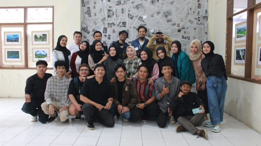 Djuli bersama mahasiswa Ilmu Komunikasi Universitas Halim Sanusi, Bandung. (Foto: Dokumentasi Kin Sanubary)