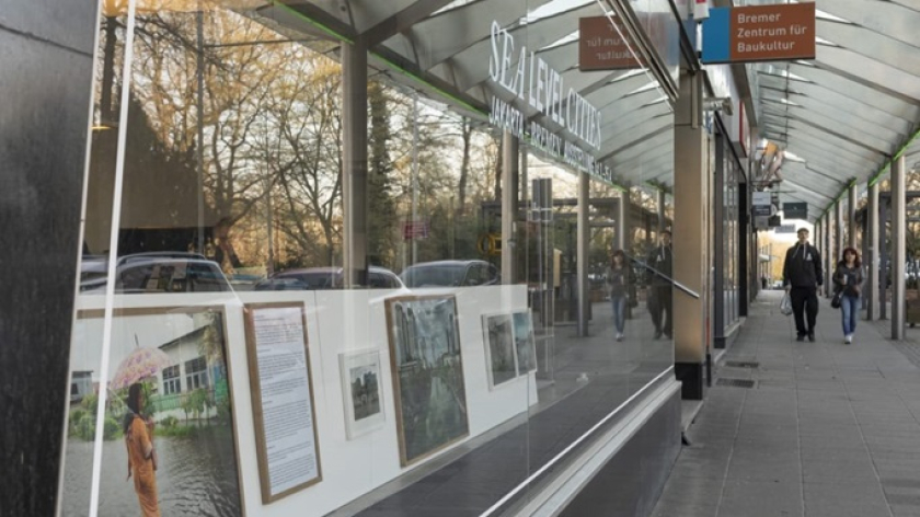 Display foto pameran Living the Urban Seafront di Jakarta dan Bremen, Jerman. (Foto: Dokumentasi Kin Sanubary)