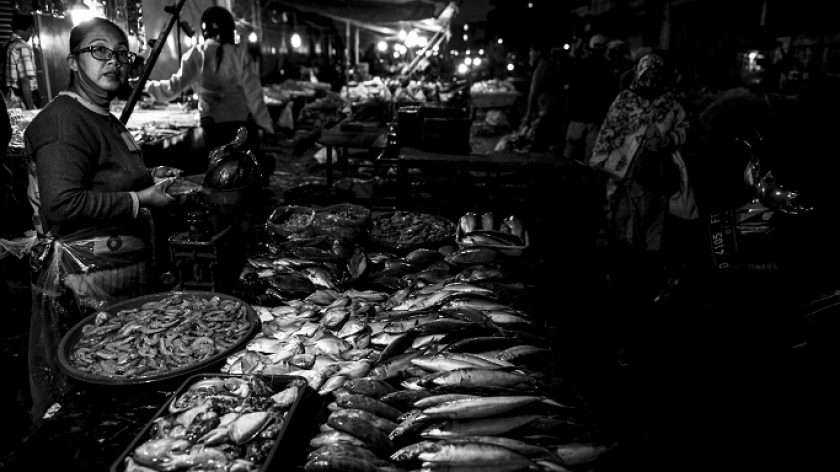 Pedagang ikan laut di Pasar Andir, Kecamatan Andir, Kota Bandung. (Foto: Iqbal Kusumadirezza)