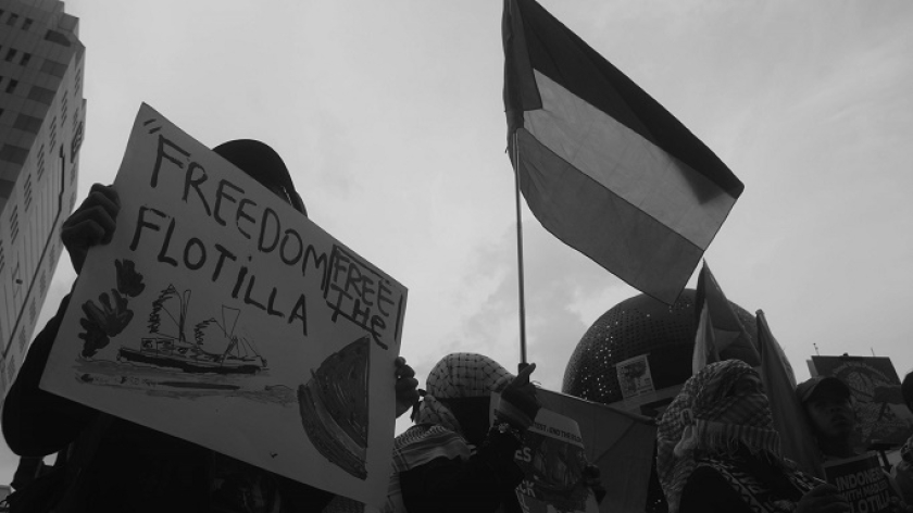 Aksi solidaritas untuk aktivis Freedom Flotilla Coalition dan kru kapal Madleen di Bandung, 9 Juni 2025. (Foto: Prima Mulia/BandungBergerak)