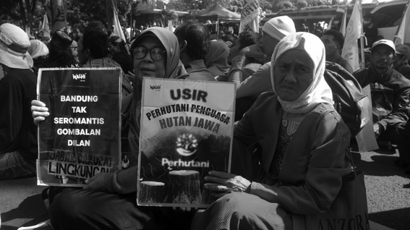 Peserta aksi Koalisi Gerakan Rakyat Selamatkan Bumi (Gerak Sebumi) di Gedung Sate, Bandung, Selasa, 5 Juni 2025. (Foto: Prima Mula/BandungBergerak)