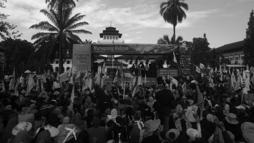 Aksi panggung rakyat Koalisi Gerakan Rakyat Selamatkan Bumi (Gerak Sebumi) di Gedung Sate, Bandung, Selasa, 5 Juni 2025. (Foto: Prima Mula/BandungBergerak)