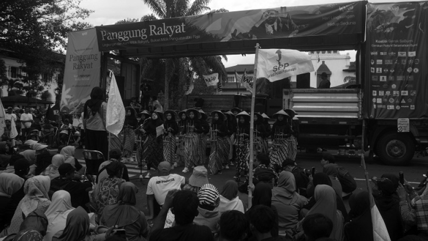 Aksi panggung rakyat Koalisi Gerakan Rakyat Selamatkan Bumi (Gerak Sebumi) di Gedung Sate, Bandung, Selasa, 5 Juni 2025. (Foto: Prima Mula/BandungBergerak)