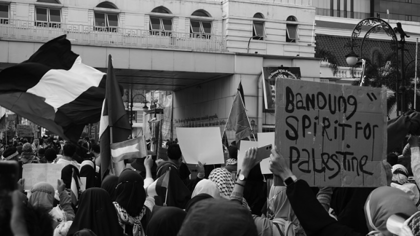 Aksi turun ke jalan bertajuk solidaritas untuk Palestina, di Bandung, Minggu, 15 Juni 2025. (Foto: Audrey Kayla/BandungBergerak)