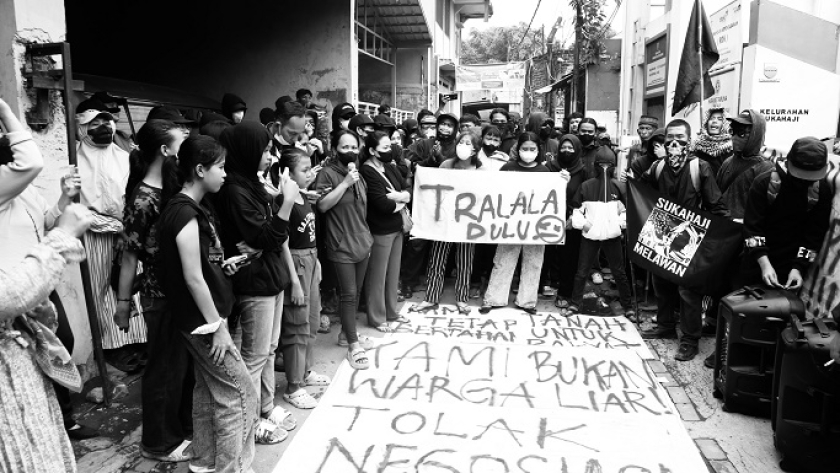 Aksi bertajuk Geruduk Kelurahan Sukahaji untuk menuntut transparansi informasi terkait tanah di kantor Kelurahan Sukahaji, Bandung, 17 Juni 2025. (Foto: Selsha Septifanie/BandungBergerak)