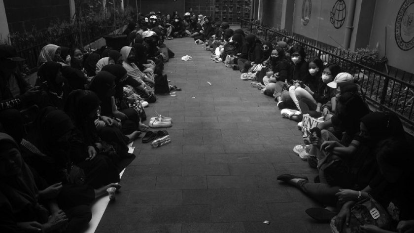 Warga Sukahaji menduduki kantor Agraria dan Pertanahan (ATR/BPN ) Kota Bandung, 19 Juni 2025. (Foto: Prima Mulia/BandungBergerak)