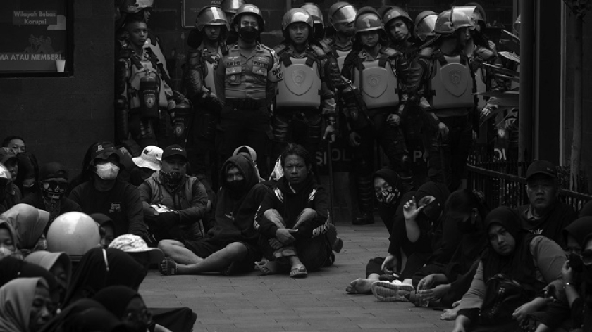Warga Sukahaji menduduki kantor Agraria dan Pertanahan (ATR/BPN ) di bawah kawalan ketat polisi pengendali massa di Kota Bandung, 19 Juni 2025. (Foto: Prima Mulia/BandungBergerak)