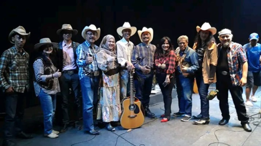Yanti Rangkuti bersama komunitas musik country Bandung. (Foto: Dokumentasi Kin Sanubary)