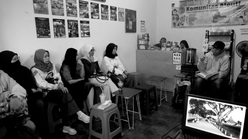 Diskusi Dongeng Bandung tentang Alun-alun Bandung yang diselenggarakan Komunitas Aleut di Perpustakaan dan Toko Buku Rasia Bandung, 22 Juni 2025. (Foto: Reza Khoerul Iman/BandungBergerak)