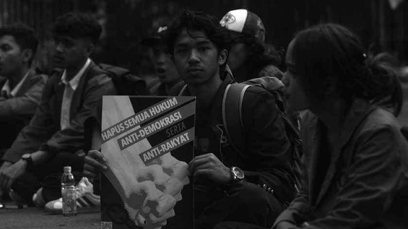 Aksi protes revisi Undang Undang TNI di DPRD Jawa Barat, Bandung, Senin, 30 Juni 2025. (Foto: Prima Mulia/BandungBergerak) 