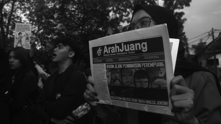 Aksi protes revisi Undang Undang TNI di DPRD Jawa Barat, Bandung, Senin, 30 Juni 2025. (Foto: Prima Mulia/BandungBergerak) 