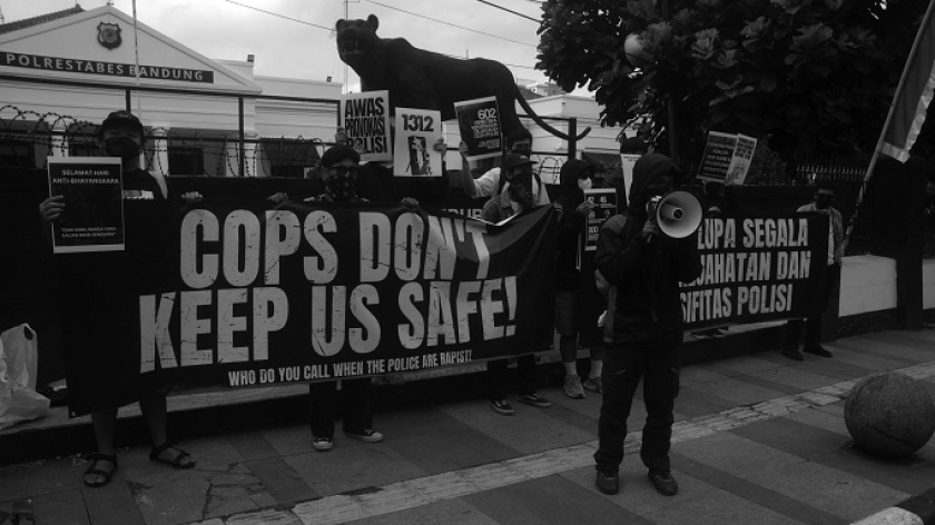 Aktivis dari sejumlah organisasi yang tergabung dalam Koalisi Rakyat Antikriminalisasi di Bandung melakukan unjuk rasa mengkritik polisi bertepatan dengan Hari Bhayangkara, 1 Juli 2025. (Foto: Prima Mulia/BandungBergerak)
