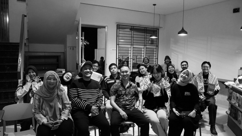 Diskusi framing media barat terhadap pembantaian massal di Palestina, di Perpustakaan Bunga di Tembok, Bandung, Sabtu 28 Juni 2025. (Foto: Leo Saputra/BandungBergerak)