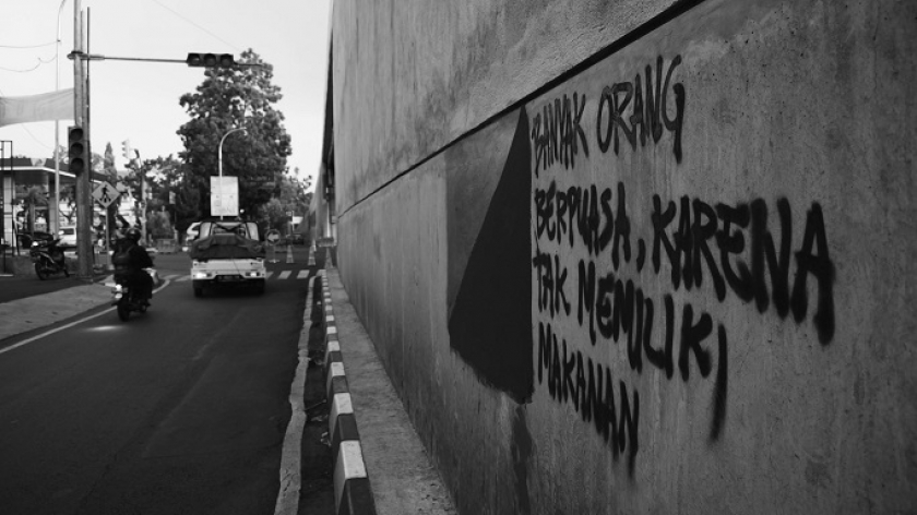 Sebuah mural atau grafiti yang terlihat di dinding jalan layang Supratman, Kota Bandung, Kamis (19/8/2021) siang. (Foto: Prima Mulia/BandungBergerak.id)