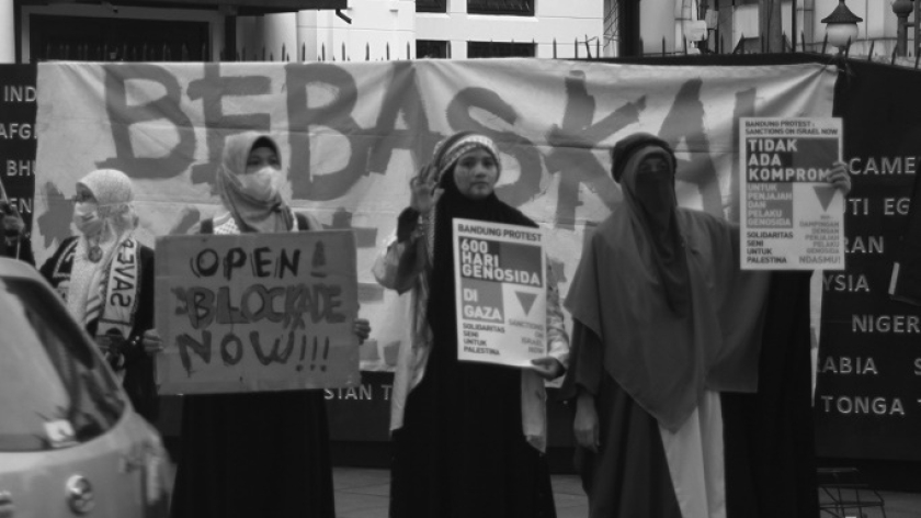 Bandung Protest menggelar aksi solidaritas di monumen Bola Dunia Konferensi Asia Afrika, Jumat, 4 Juli 2025. (Foto: Rafi Alfarisy/BandungBergerak)