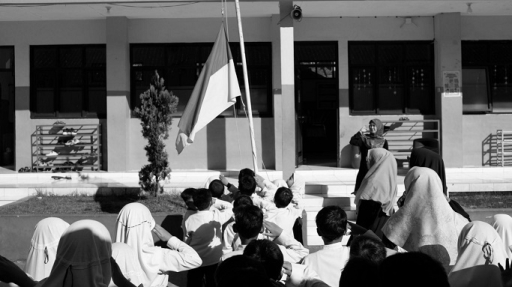 Upacara Bendera SDIT Bina Muda, Desa Tenjolaya, Kecamatan Cicalengka, Kabupaten Bandung, Provinsi Jawa Barat pada Senin, 28 April 2025. (Foto: Abdullah Dienullah/BandungBergerak)
