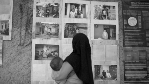 Pameran Foto Arttevak Mengenai Keluarga yang Terdampak Sengketa Tanah Kampung Simpen, Desa Tenjolaya, Kecamatan Cicalengka, Kabupaten Bandung, Provinsi Jawa Barat, Rabu, 23 April 2025. (Foto: Abdullah Dienullah/BandungBergerak)