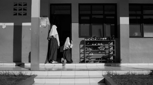 Siswi SDIT Bina Muda, Desa Tenjolaya, Kecamatan Cicalengka, Kabupaten Bandung, Senin, 23 April 2025. (Foto: Abdullah Dienullah/BandungBergerak)