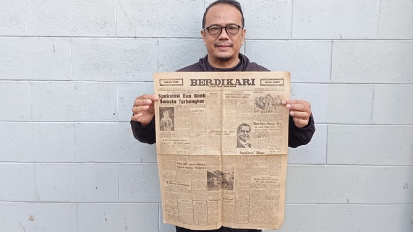 Penulis memegang surat kabar BERDIKARI terbitan tahun 1969. (Foto: Dokumentasi Kin Sanubary) 