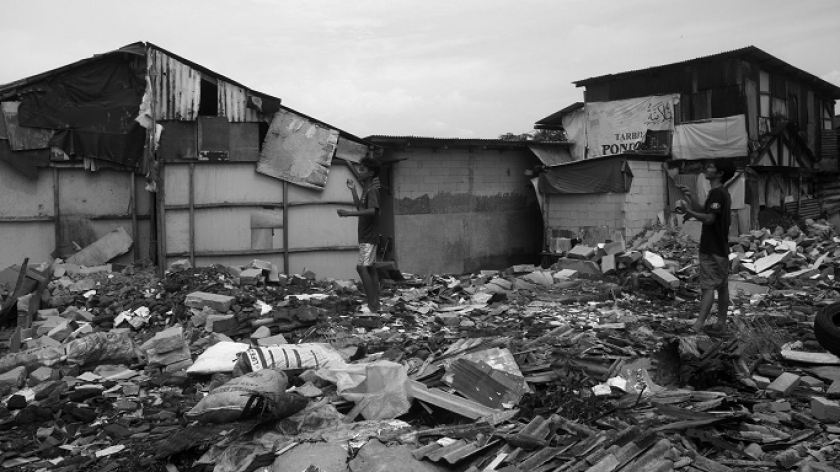 Anak-anak bermain layangan di reruntuhan rumah Kampung Sukahaji, 17 Juni 2025. (Foto: Prima Mulia/BandungBergerak)