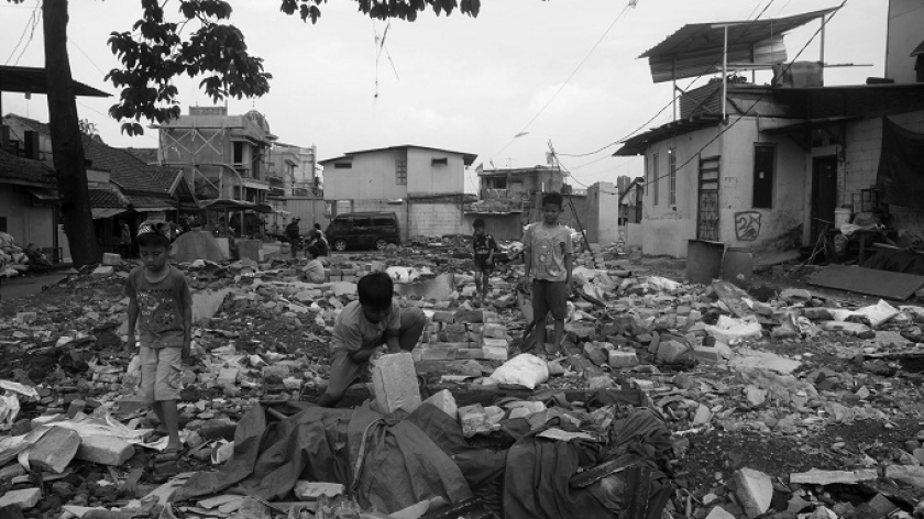 Anak-anak bermain  di sekitar bekas konstruksi rumah Kampung Sukahaji, 17 Juni 2025. (Foto: Prima Mulia/BandungBergerak)