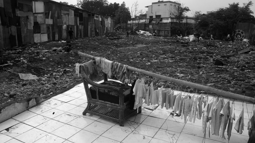 Jemuran pakaian di atas lantai bekas ruang tamu rumah di area konflik tanah Kampung Sukahaji,17 Juni 2025. (Foto: Prima Mulia/BandungBergerak)
