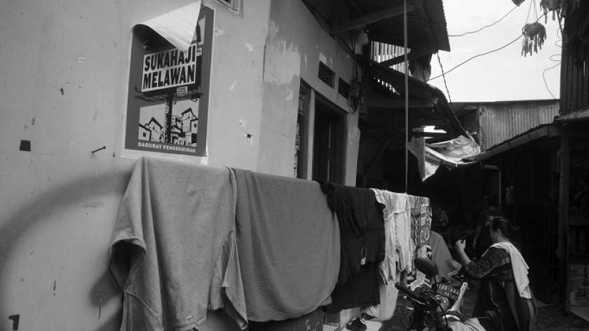 Warga yang bertahan tengah menjemur pakaian di halaman rumahnya, di area konflik agraria Kampung Sukahaji, 17 Juni 2025. (Foto: Prima Mulia/BandungBergerak)
