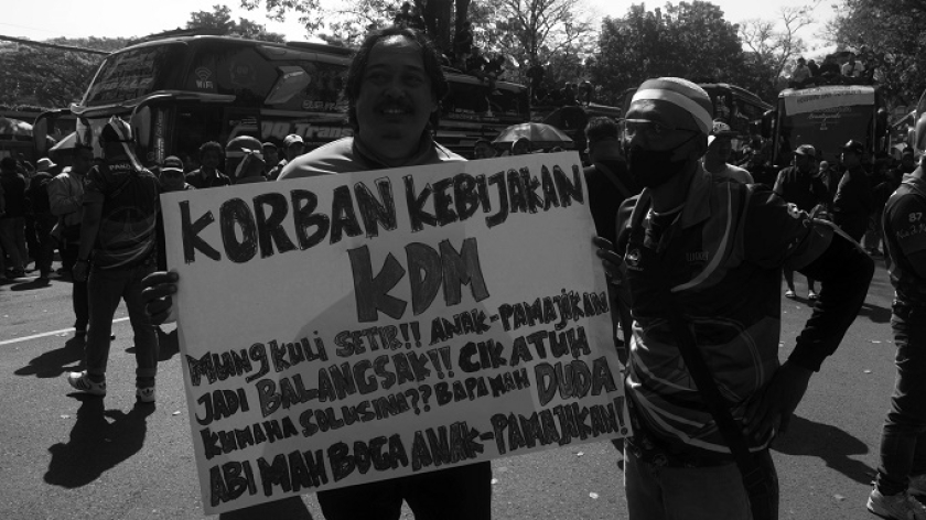 Ratusan pelaku usaha sektor pariwisata dan perjalanan memprotes kebijakan Dedi Mulyadi tentang larangan studi tur sekolah ke luar provinsi, di Gedung Sate, Bandung, Senin, 21 Juli 2025. (Foto: Prima Mulia/BandungBergerak) 