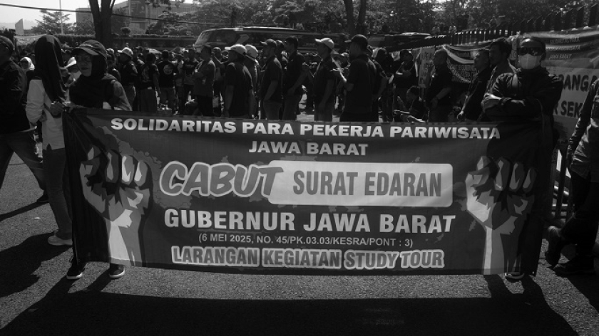 Ratusan pelaku usaha sektor pariwisata dan perjalanan memprotes kebijakan Dedi Mulyadi tentang larangan studi tur sekolah ke luar provinsi, di Gedung Sate, Bandung, Senin, 21 Juli 2025. (Foto: Prima Mulia/BandungBergerak) 