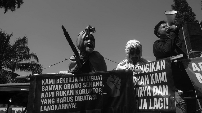 Ratusan pelaku usaha sektor pariwisata dan perjalanan memprotes kebijakan Dedi Mulyadi tentang larangan studi tur sekolah ke luar provinsi, di Gedung Sate, Bandung, Senin, 21 Juli 2025. (Foto: Prima Mulia/BandungBergerak) 
