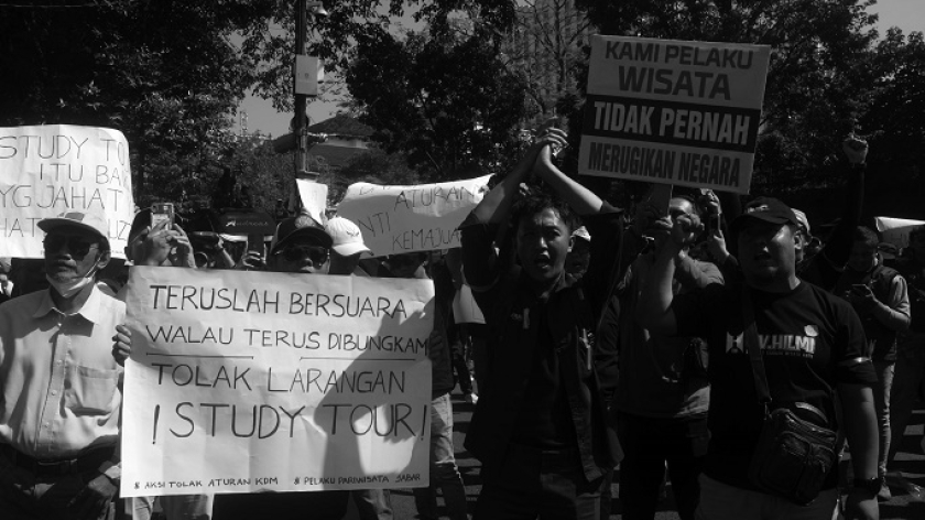 Ratusan pelaku usaha sektor pariwisata dan perjalanan memprotes kebijakan Dedi Mulyadi tentang larangan studi tur sekolah ke luar provinsi, di Gedung Sate, Bandung, Senin, 21 Juli 2025. (Foto: Prima Mulia/BandungBergerak) 